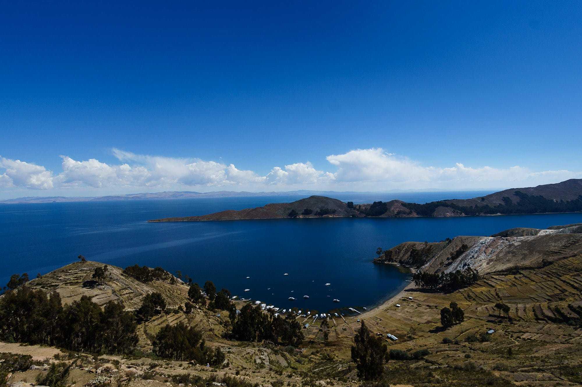 На каком материке расположено самое высокогорное озеро. Озеро Титикака Перу. Боливия озеро Титикака. Высокогорное озеро Титикака. Остров Исла дель соль.