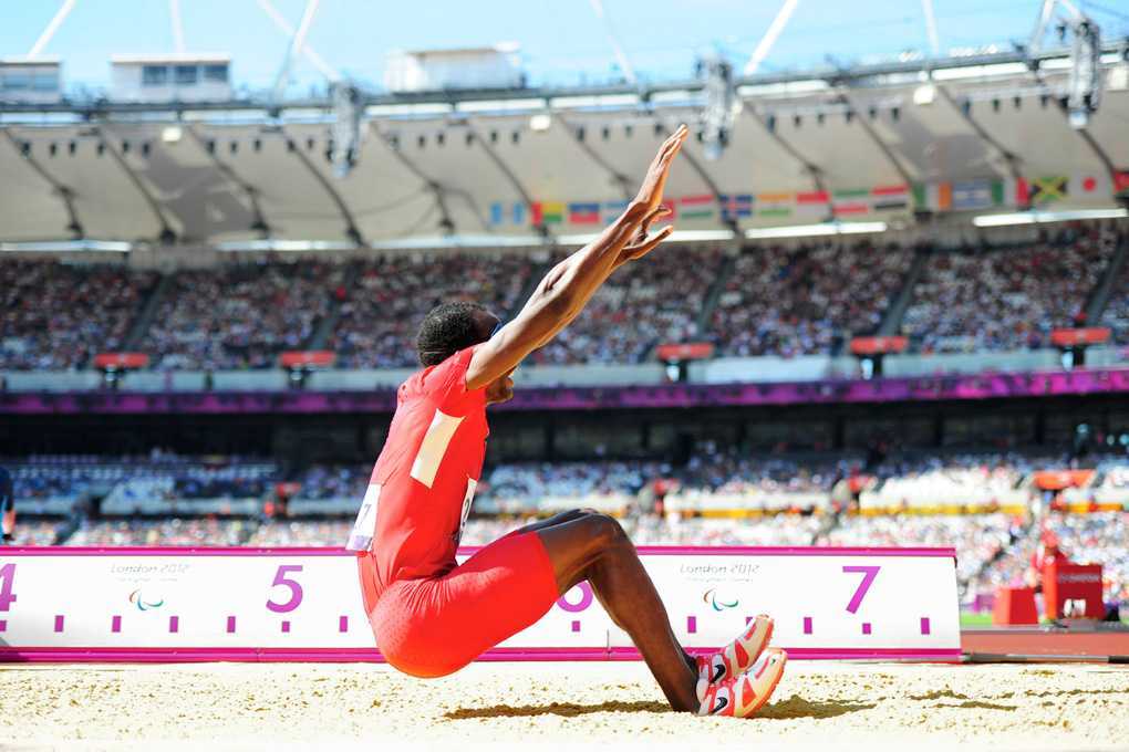 1 прыжок в длину. Лонг джамп. Long Jump кшилшч. Прыжки в длину. Прыжок прогнувшись в легкой атлетике.