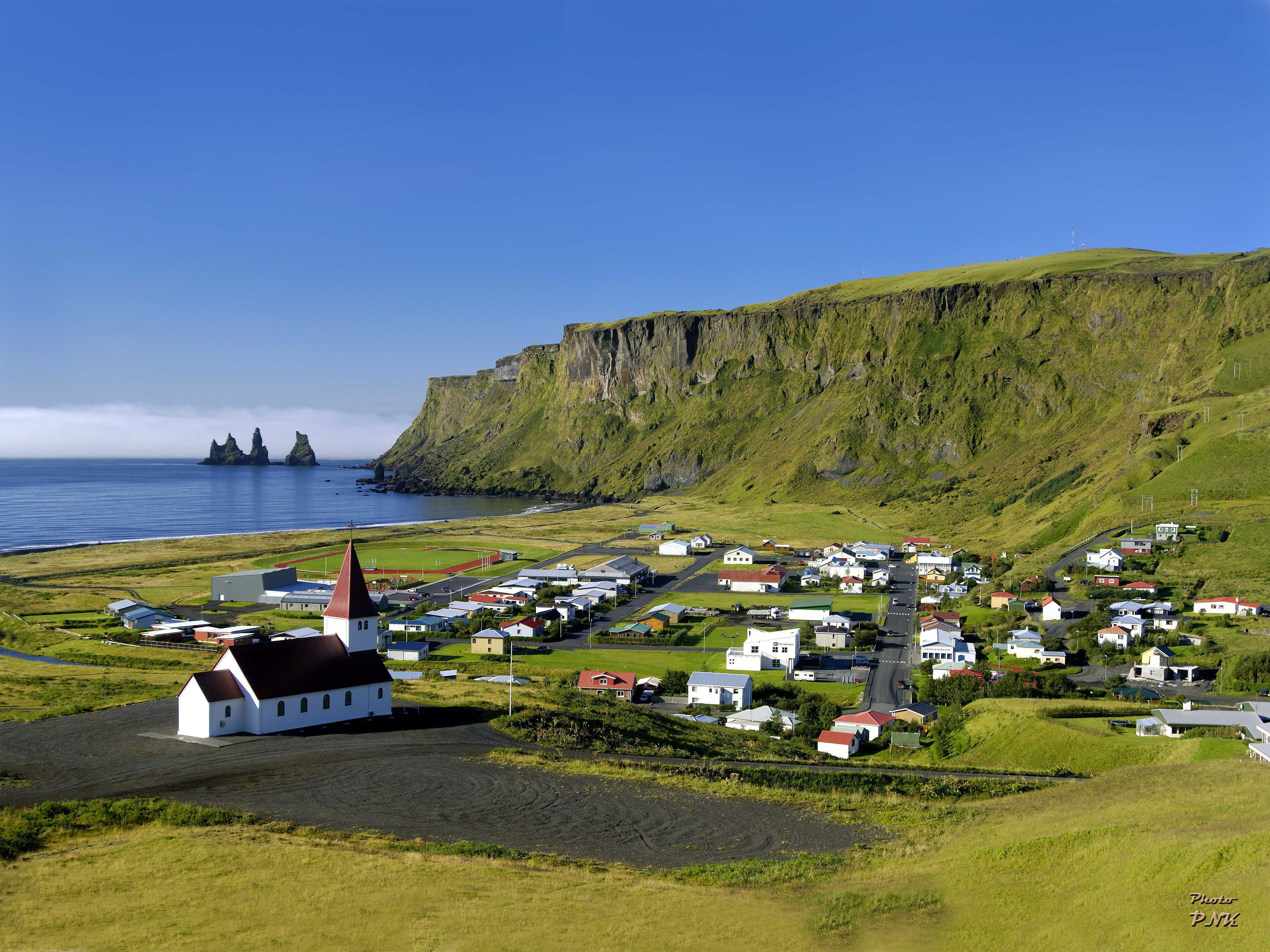 Почему в исландии большое количество действующих. Вик Исландия. Поселок Вик в Исландии. Рейкьявик деревня Вик. Деревня Гасадалур, Фарерские острова.